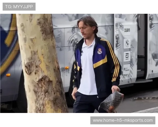 莫德里奇低调出行引热议：精神领袖仍在